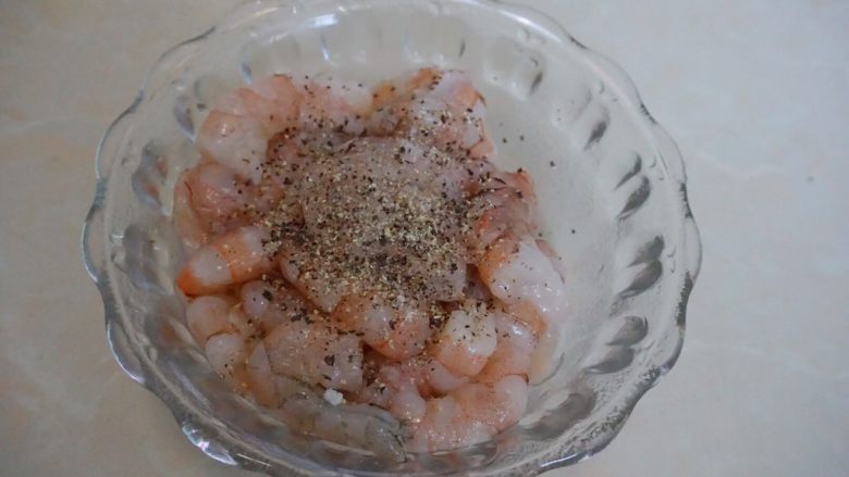 虾仁滑蛋,虾线去除好后过一下清水后用厨房纸巾拭干后放入碗里,加入<a style='color:red;display:inline-block;' href='/shicai/ 718'>料酒</a>、黑椒碎和盐拌匀后放入冰箱冷藏10分钟