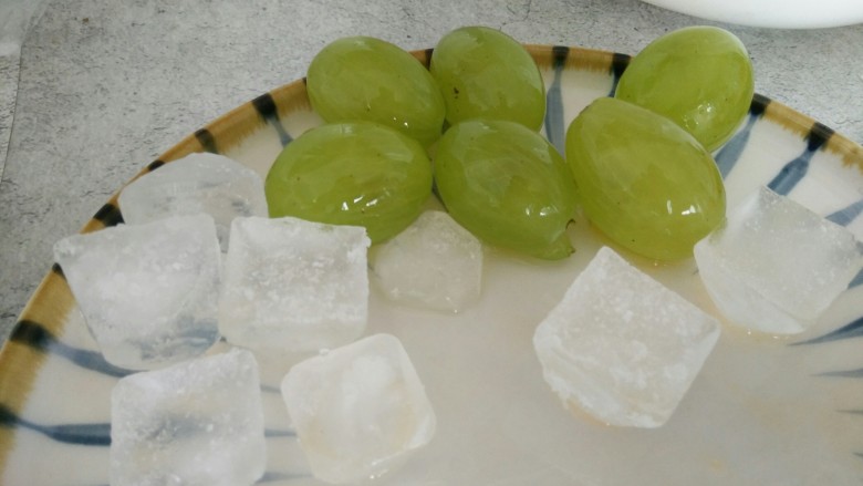 雪泥口感~水果冰沙,青提洗干净,准备好冰块