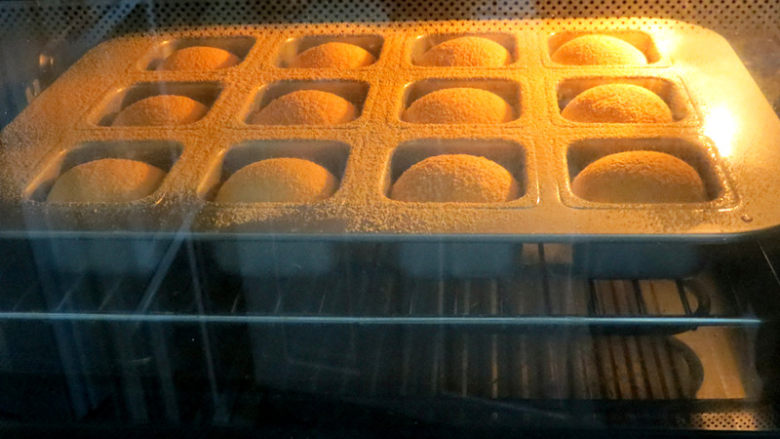 香甜迷你滴【黄豆粉蜜豆方包】,放入已经预热到200°的烤箱内,中层,上下火转180°,烤十五分钟左右即可