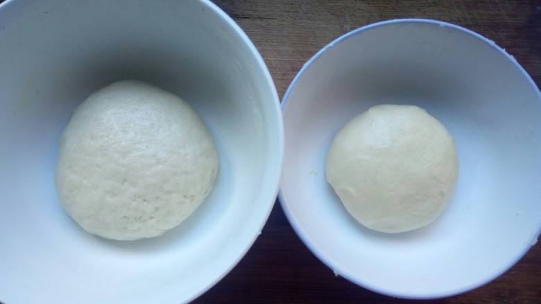 老婆饼(豆沙版),油皮(左)所有材料混合均匀,揉成面团,盖上保鲜膜,饧面20分钟。
油酥(右)所有材料混合均匀,揉成团备用。