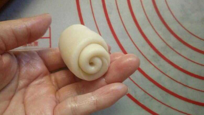 老婆饼(豆沙版),收口朝下。