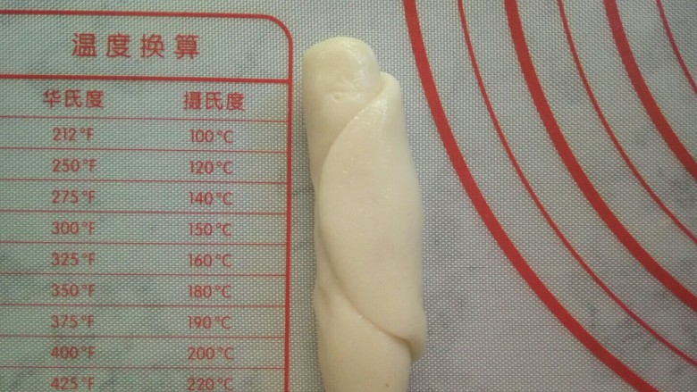 老婆饼(豆沙版),收口向上,轻轻按一下。