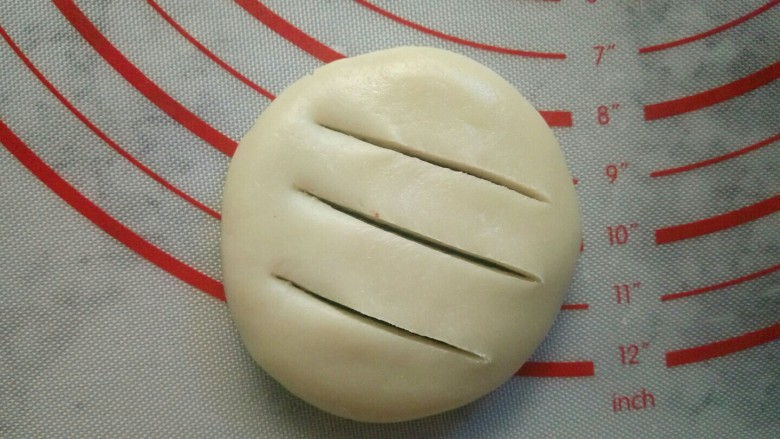 老婆饼(豆沙版),表面用小刀划三道。