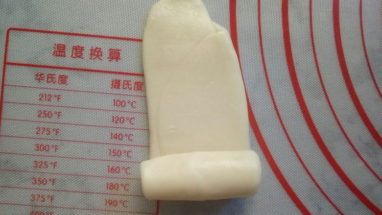 老婆饼(豆沙版),用擀面杖擀开,自下而上卷起来。