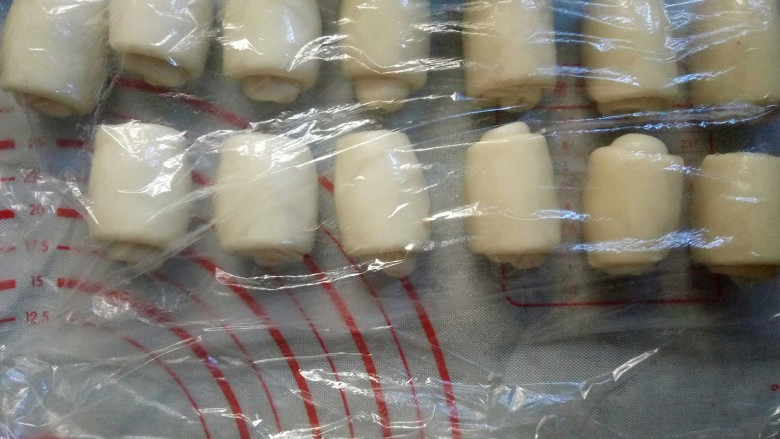 老婆饼(豆沙版),盖上保鲜膜,松弛15分钟。