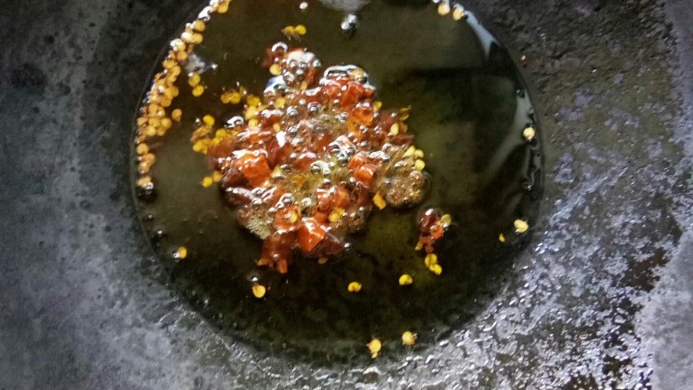 碎米宜宾芽菜,热锅倒菜籽油,小火炒香<a style='color:red;display:inline-block;' href='/shicai/ 138096'>青花椒</a>和辣椒粒。