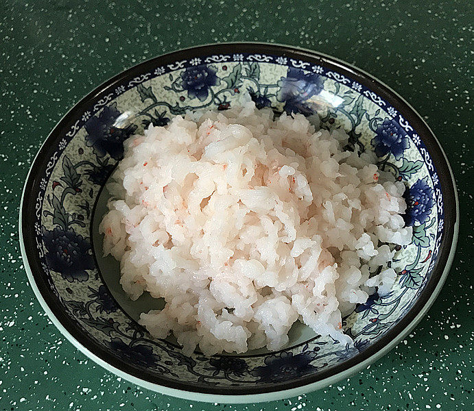 磷虾韭菜锅贴,化冻后的磷虾肉可直接烹饪,也可稍稍冲洗再挤干水份再用