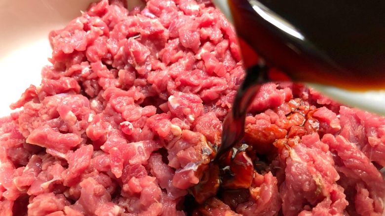 西湖牛肉羹,牛肉丁放入大碗里,倒入15g<a style='color:red;display:inline-block;' href='/shicai/ 788'>生抽</a>