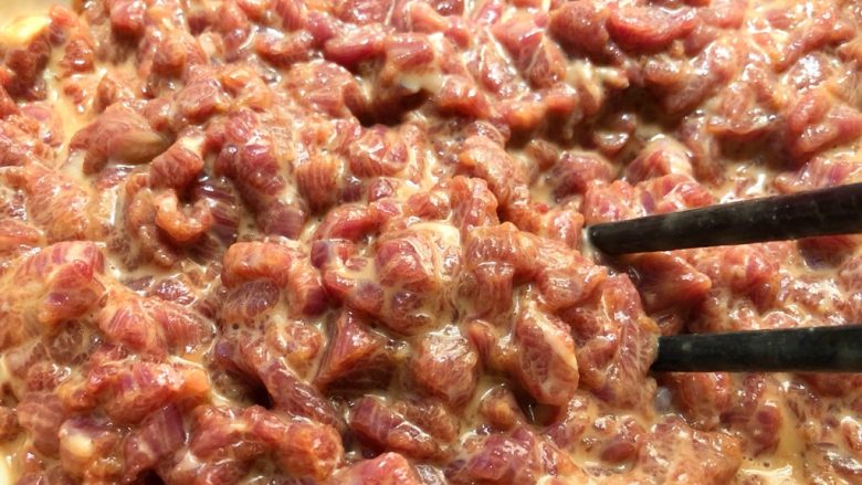 西湖牛肉羹,顺时针搅拌均匀,腌制10分钟