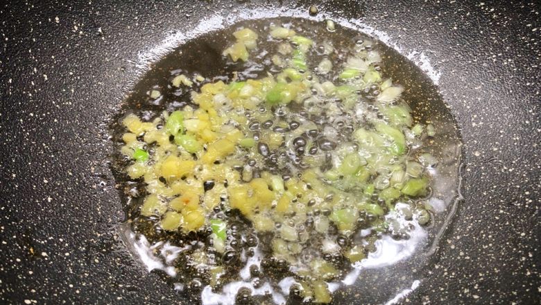 西湖牛肉羹,热锅放入适量油,放入葱白和姜末爆香