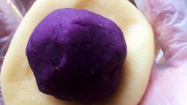仙豆糕,取一个皮裹上紫薯泥,抱起来就可以喽