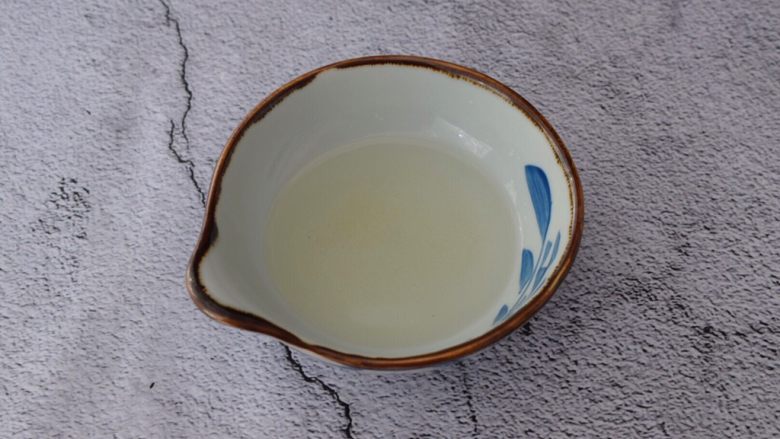 金钱小面包,烤的时间准备糖水:10克糖加5克开水搅拌至白糖融化备用