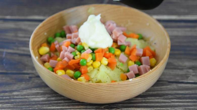 土豆可乐饼—没有可乐却叫它可乐饼?,加入盐、胡椒粉、蔬菜粒、火腿丁、色拉酱搅拌均匀。