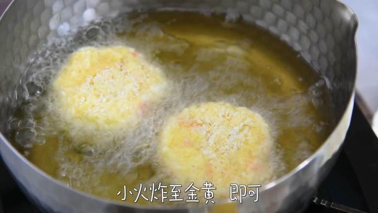 土豆可乐饼—没有可乐却叫它可乐饼?,土豆饼依次蘸上淀粉、鸡蛋液、面包糠,放入锅中,油温加热到180度左右,小火炸至金黄即可。