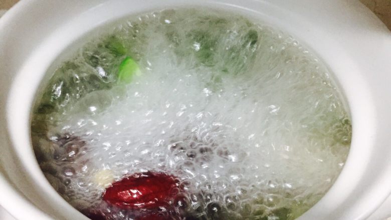 甘苦与共-黄豆红枣苦瓜汤,再次大火烧开后,转小火煲1小时,加少许盐调味即可。