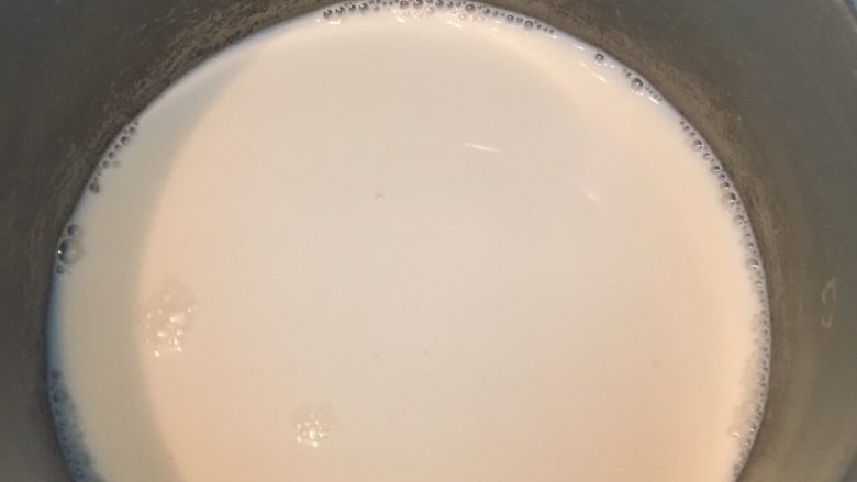 芒果冻,牛奶倒入锅内加入细砂糖,泡软的吉利丁片慢火融化后关火,不需要煮沸