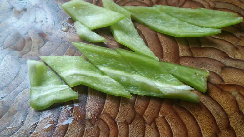 沙茶酱熘鸡片,尖椒去籽，切菱形块。