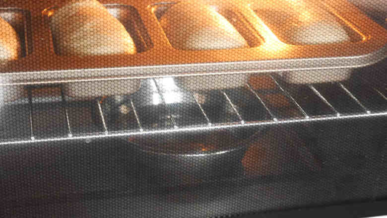 沙茶酱奶油餐包,把整好形的面团放入模具内。烤箱下面放碗热水,把面包放烤箱入进行最后发酵。35度发酵40分钟左右。放入预热170℃的烤箱,中下层,上下火17分钟左右至上色。
液体的量根据温度,湿度,面粉的吸水性来自己调整