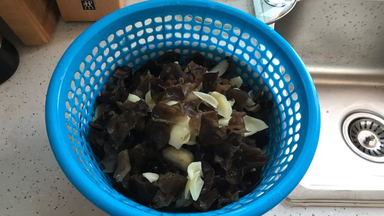 鲜百合拌木耳,捞起煮好的食材,沥干水分