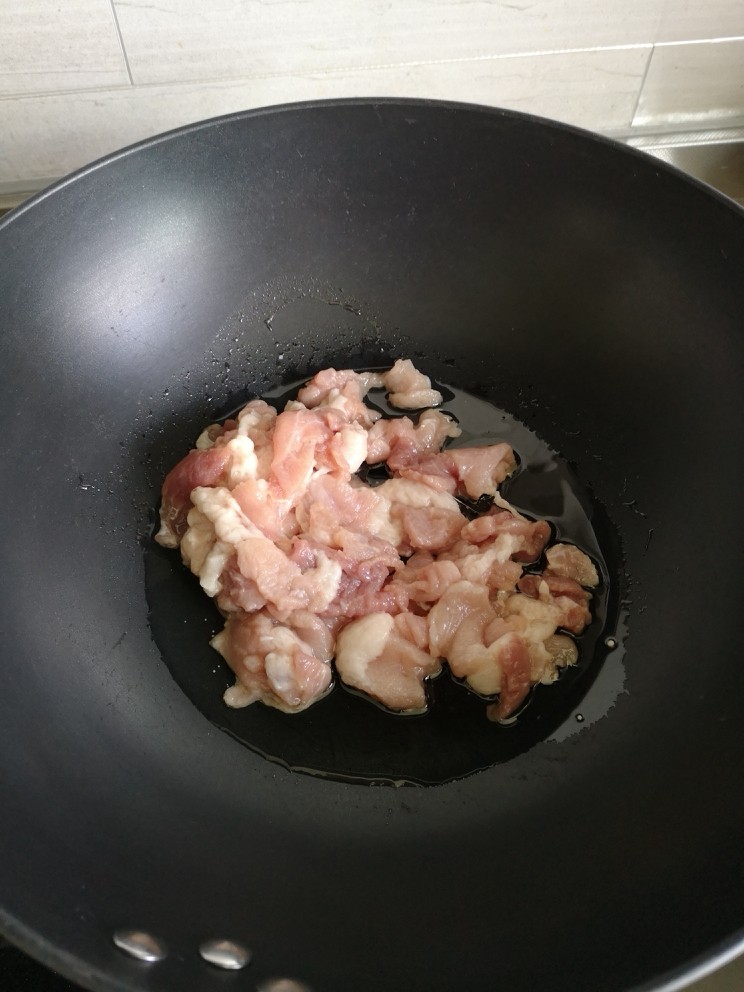 西葫芦炒肉片,锅里多放点油
下肉片翻炒