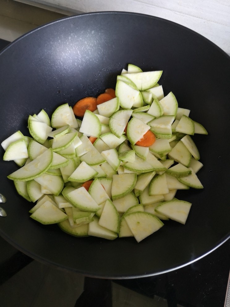 西葫芦炒肉片,锅里放油
下西葫芦、胡萝卜翻炒