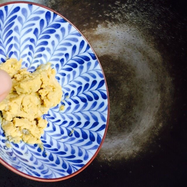 营养美味+金沙秋葵,锅中倒入食用油(1勺)加热至六成热,倒入碾碎的蛋黄