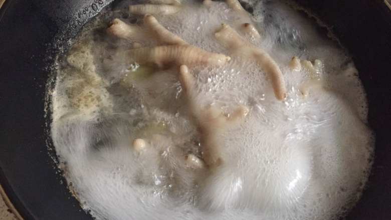 泡椒凤爪,大火烧开8分钟,撇去浮沫,关火焖5分钟。