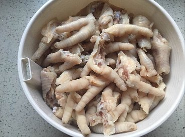 泡椒凤爪,切段,控干水分。