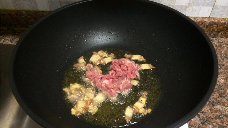 豇豆香干炒肉丝,放入瘦肉翻炒断生。