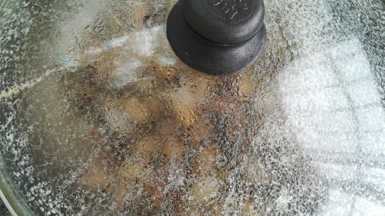 香辣花蛤,盖上盖子闷一分钟！