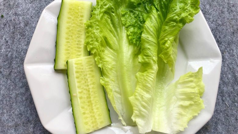 自制三明治,黄瓜洗净切片,生菜洗净沥干水
