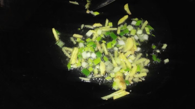 丝瓜花蛤汤,锅烧热,倒入一点点油,下葱姜煸香。