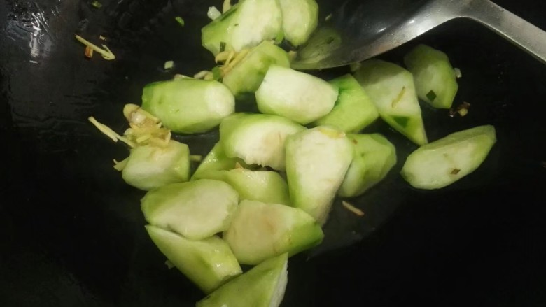 丝瓜花蛤汤,倒入切好的丝瓜翻炒均匀。