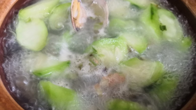 丝瓜花蛤汤,大火煮开。