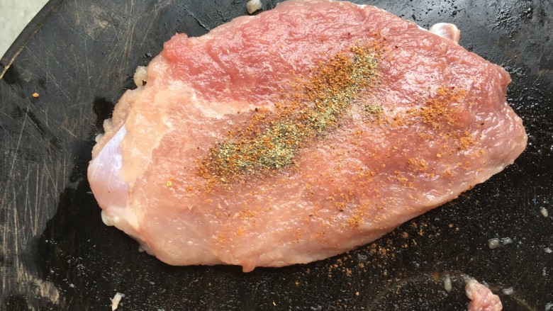 炸猪排,撒上调味料,给它做个“马杀鸡”按摩