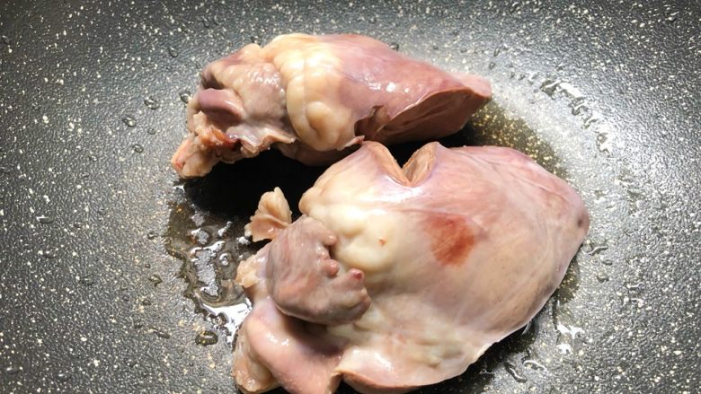 凉拌麻辣猪心,猪心焯好血末冲洗干净,重新放入锅里