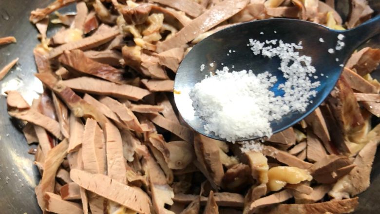 凉拌麻辣猪心,切好放入大碗里,加入1g盐