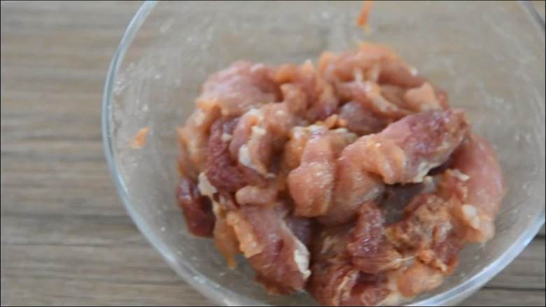 山药炒里脊—健康营养的家常小炒,清淡不油腻很适合夏天哦,里脊肉加入1勺盐、淀粉、生抽,拌匀腌制10分钟。
