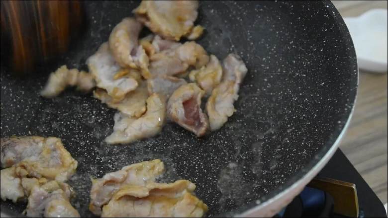 山药炒里脊—健康营养的家常小炒,清淡不油腻很适合夏天哦,油6成热下肉片滑散,加入料酒炒匀,盛出备用。