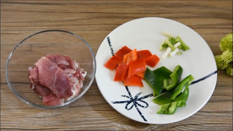山药炒里脊—健康营养的家常小炒,清淡不油腻很适合夏天哦,里脊肉、青红椒切片。