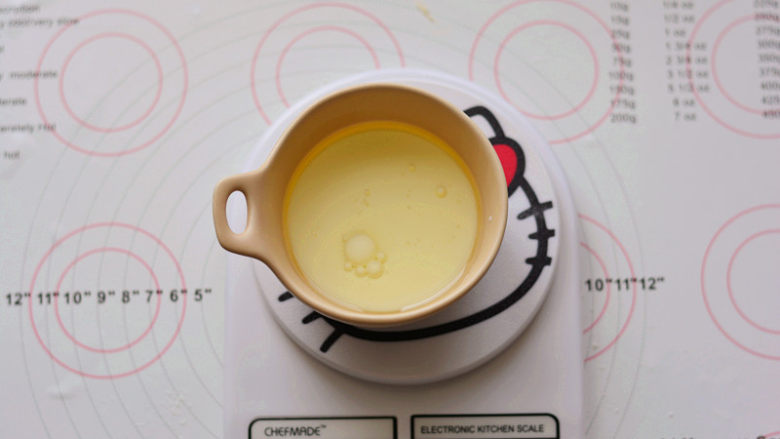 KITTY海绵奶油蛋糕,<a style='color:red;display:inline-block;' href='/shicai/ 219'>牛奶</a>和玉米油混合在一起，用手动打蛋器搅拌完全融合乳化状态

