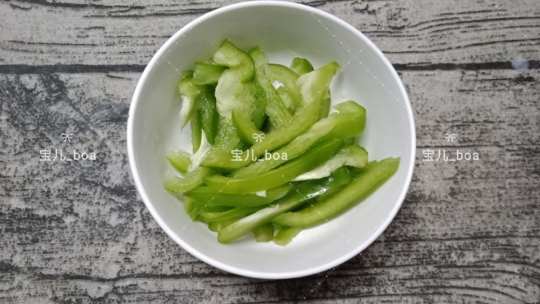 土豆鸡蛋饼,<a style='color:red;display:inline-block;' href='/shicai/ 61'>青椒</a>洗干净,去籽,切成丝