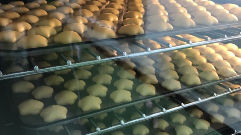 小星星蛋黄饼干—EAT风炉,烤箱150度预热,热风循环烤15分钟,直到表面呈金黄色即可出炉,放凉后取下。