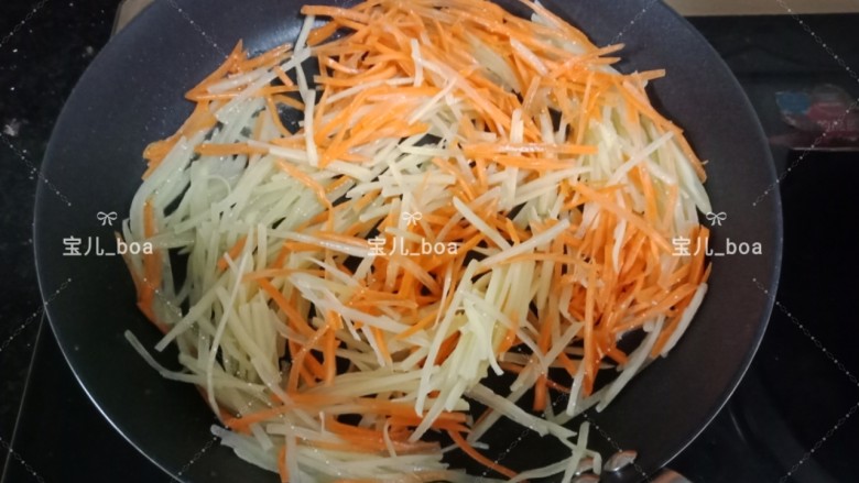 土豆鸡蛋饼,起锅烧热后倒入适量的油,开中火,加入红萝卜丝和土豆丝,翻炒一会