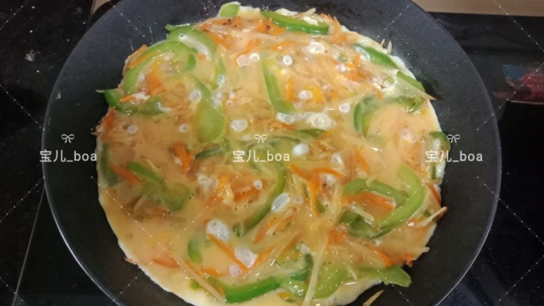 土豆鸡蛋饼,倒入鸡蛋液,开小火