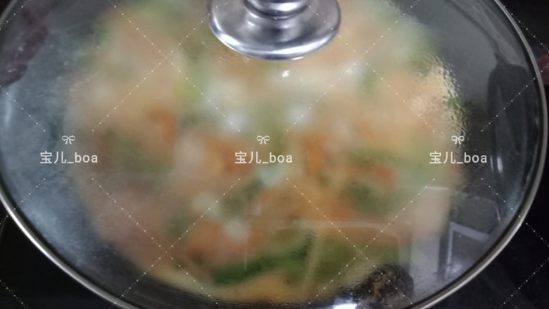 土豆鸡蛋饼,盖上盖子,焖至鸡蛋液凝固