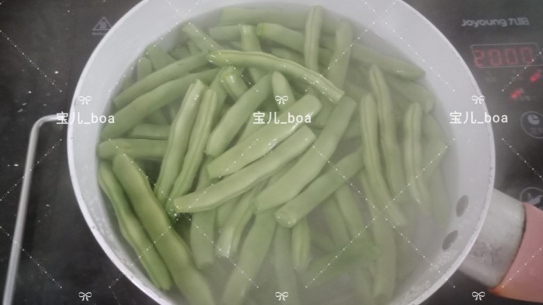 干煸四季豆,锅里放入适量的水烧开,倒入四季豆