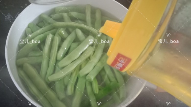 干煸四季豆,倒入一点食用油,让四季豆不会变黄