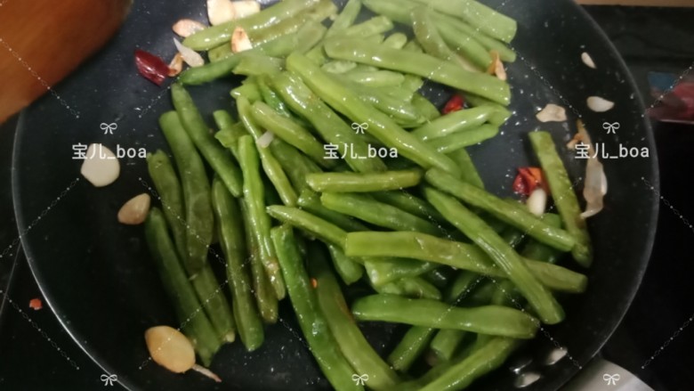 干煸四季豆,炒至干水