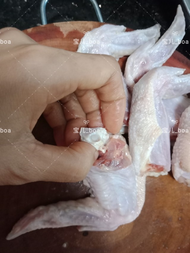糯米酿鸡翅,拿着骨头扭几下就很轻易的拿出来了,